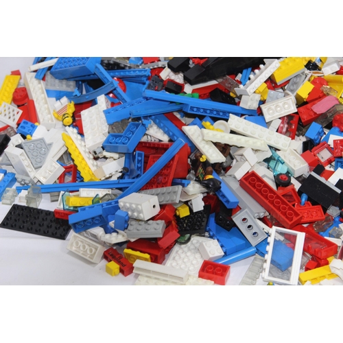 686 - BOX OF LEGO