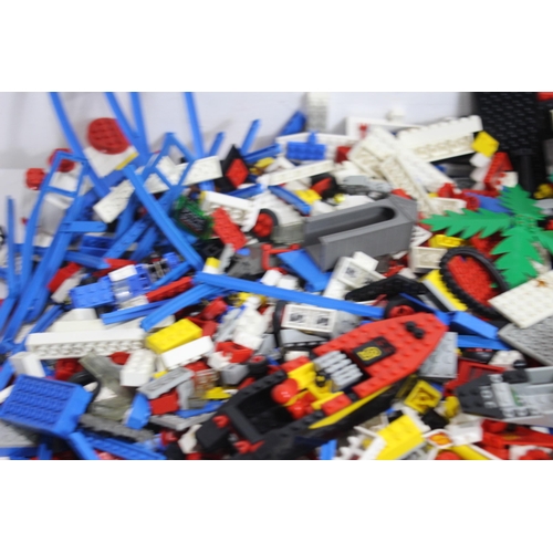 686 - BOX OF LEGO