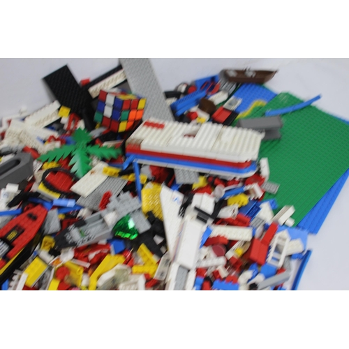 686 - BOX OF LEGO