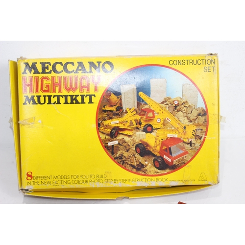 735 - QUANTITY OF VINTAGE MECCANO