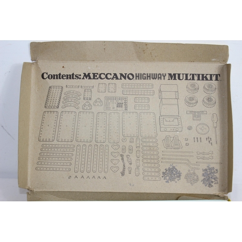 735 - QUANTITY OF VINTAGE MECCANO