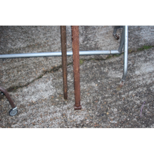 125 - 2 X METAL CLOTHES RAILS