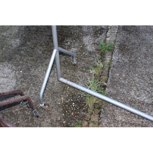 125 - 2 X METAL CLOTHES RAILS