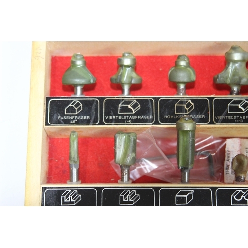 625 - CASED SET OF UNUSED ROUTER BITS