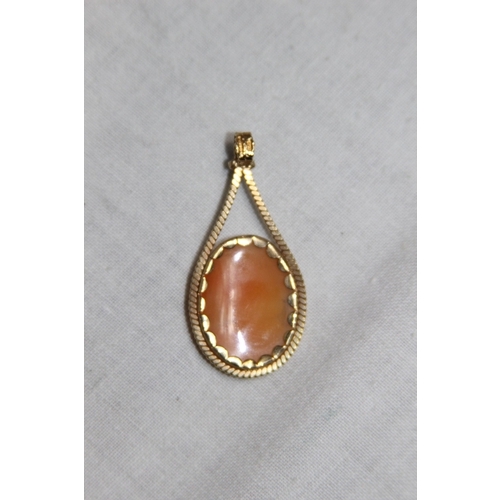 1185 - 9CT GOLD CAMEO SET PENDANT - 2.95G