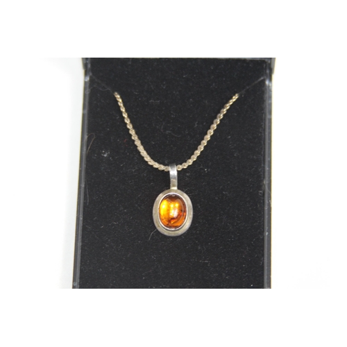 1040 - SILVER PENDANT NECKLACE IN CASE