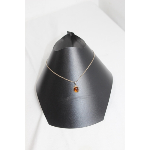 1040 - SILVER PENDANT NECKLACE IN CASE