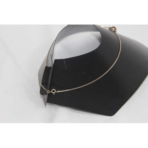 1040 - SILVER PENDANT NECKLACE IN CASE