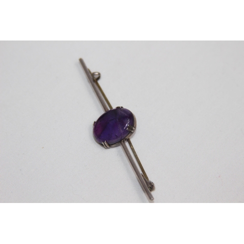 1041 - SILVER SINGLE PURPLE POLISHED STONE SET BROOCH