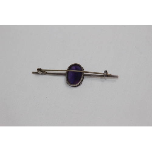 1041 - SILVER SINGLE PURPLE POLISHED STONE SET BROOCH