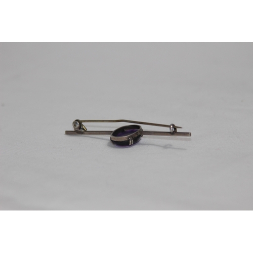 1041 - SILVER SINGLE PURPLE POLISHED STONE SET BROOCH