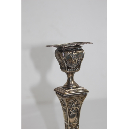 1139 - PAIR OF SILVER CANDLESTICKS - LONDON 1911 - WILLIAM COMYNS 
24CM