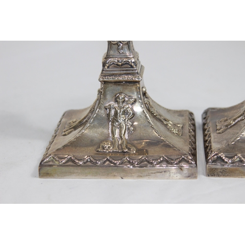 1139 - PAIR OF SILVER CANDLESTICKS - LONDON 1911 - WILLIAM COMYNS 
24CM