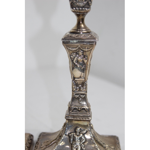 1139 - PAIR OF SILVER CANDLESTICKS - LONDON 1911 - WILLIAM COMYNS 
24CM