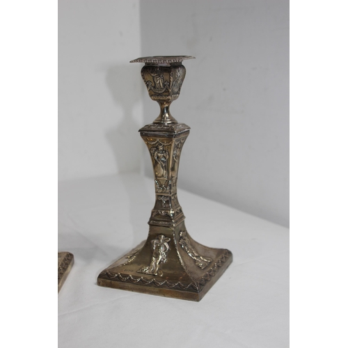 1139 - PAIR OF SILVER CANDLESTICKS - LONDON 1911 - WILLIAM COMYNS 
24CM