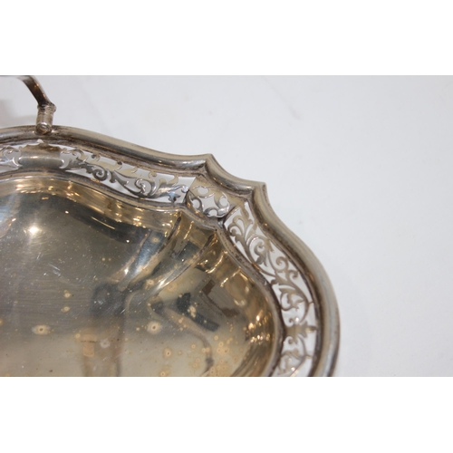 1140 - SILVER CAKE AND FRUIT BASKET - LONDON 1907 - 576.5G
27 CM WIDE