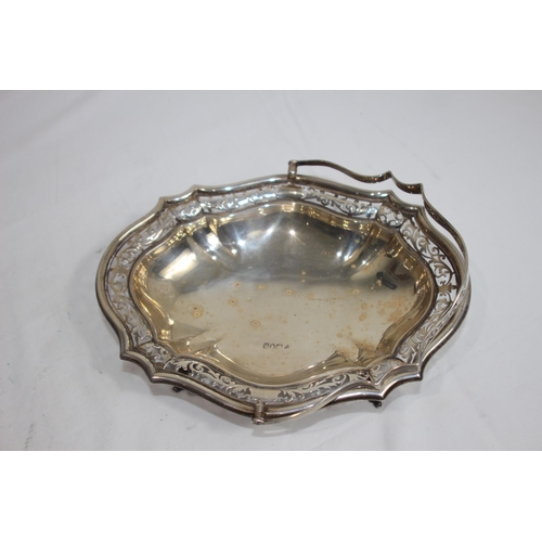 1140 - SILVER CAKE AND FRUIT BASKET - LONDON 1907 - 576.5G
27 CM WIDE