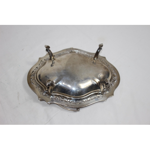 1140 - SILVER CAKE AND FRUIT BASKET - LONDON 1907 - 576.5G
27 CM WIDE