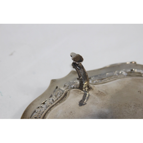 1140 - SILVER CAKE AND FRUIT BASKET - LONDON 1907 - 576.5G
27 CM WIDE