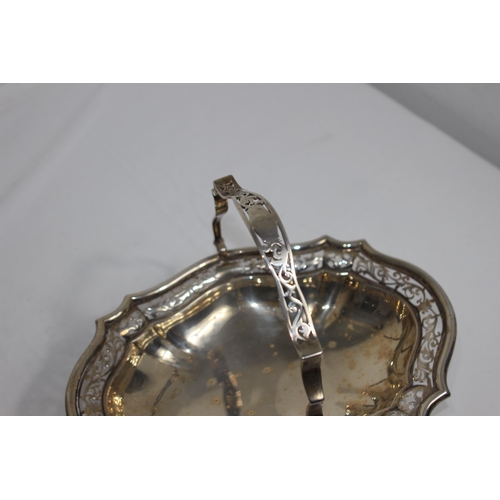 1140 - SILVER CAKE AND FRUIT BASKET - LONDON 1907 - 576.5G
27 CM WIDE