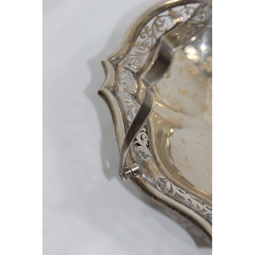 1140 - SILVER CAKE AND FRUIT BASKET - LONDON 1907 - 576.5G
27 CM WIDE