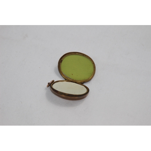 1224 - 9CT GOLD FRONT AND BACK LOCKET