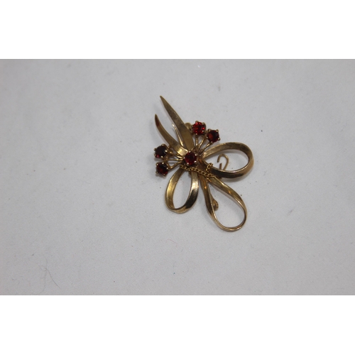 1229 - 9CT GOLD AND GARNET BROOCH - 5.7G TOTAL