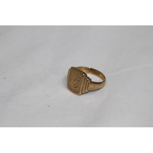 1247 - 9CT GOLD GENTS RING - 3.9G - SIZE M 1/2