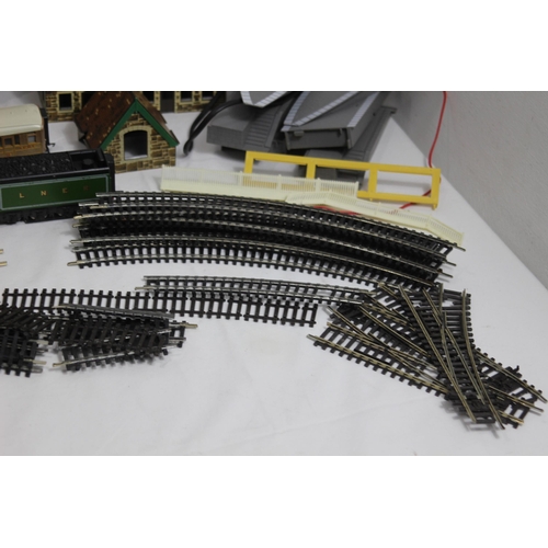 741 - QUANTITY OF VINTAGE TRAIN TRACK ETC