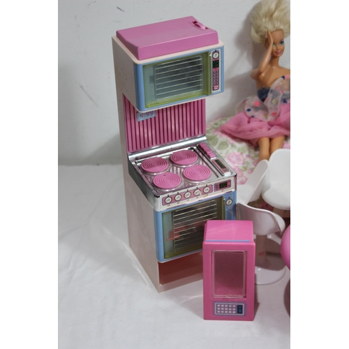 742 - QUANTITY OF VINTAGE BARBIE SALON INCLUDING DOLLS