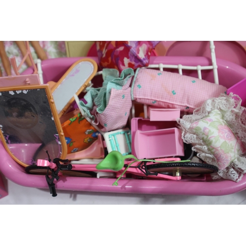 742 - QUANTITY OF VINTAGE BARBIE SALON INCLUDING DOLLS