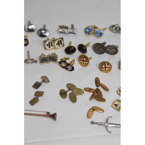 889 - QUANTITY OF CUFFLINKS AND PINS