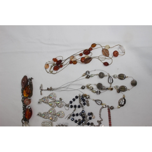 902 - QUANTITY OF COSTUME JEWELLERY