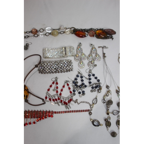 902 - QUANTITY OF COSTUME JEWELLERY