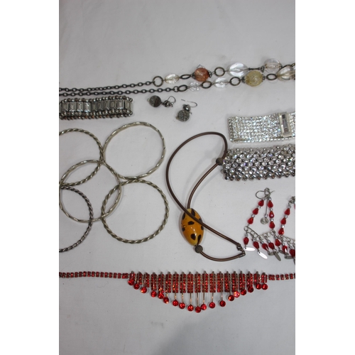 902 - QUANTITY OF COSTUME JEWELLERY