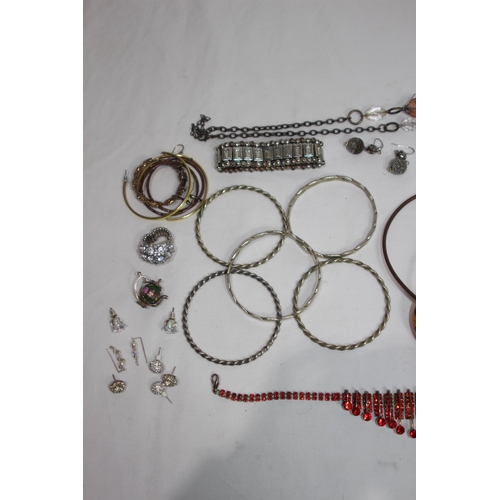 902 - QUANTITY OF COSTUME JEWELLERY