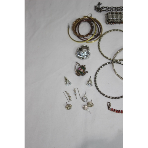 902 - QUANTITY OF COSTUME JEWELLERY