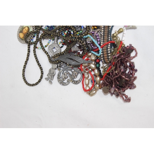 905 - QUANTITY OF COSTUME JEWELLERY