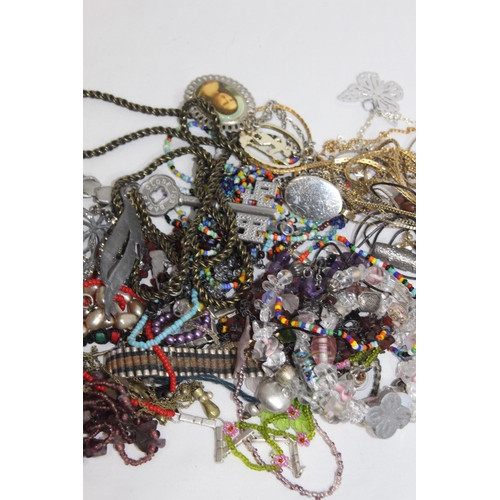 905 - QUANTITY OF COSTUME JEWELLERY