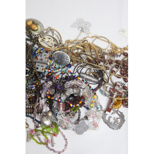 905 - QUANTITY OF COSTUME JEWELLERY