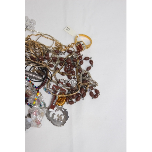 905 - QUANTITY OF COSTUME JEWELLERY