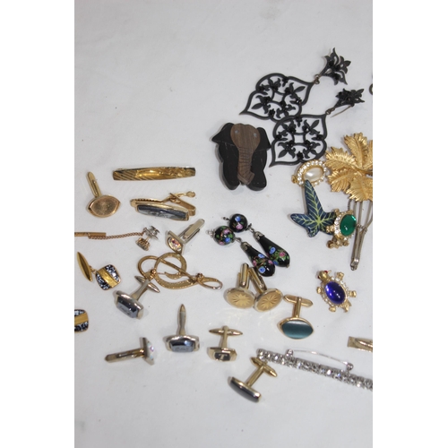 906 - QUANTITY OF COSTUME JEWELLERY