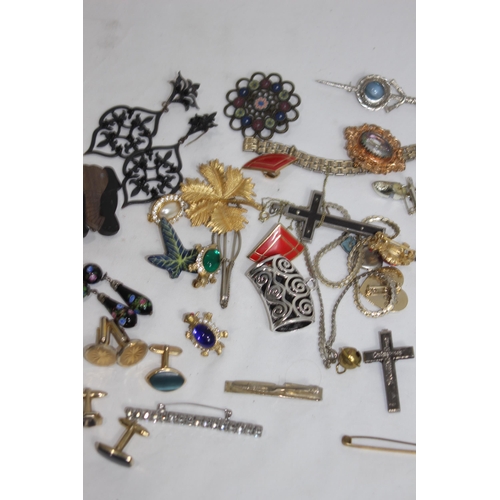 906 - QUANTITY OF COSTUME JEWELLERY