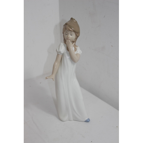 828 - 2 X NAO FIGURES - NINA AND CAMLSON BOXED
28CM