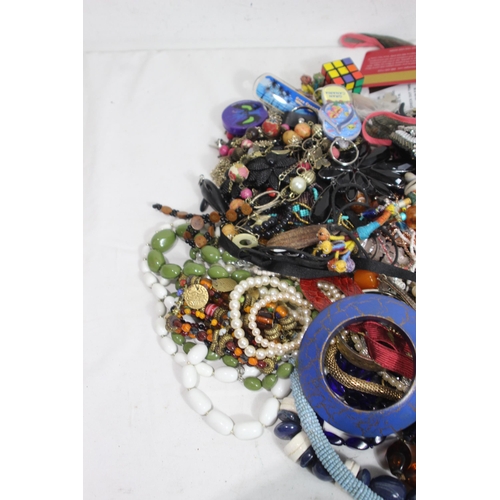 603 - QUANTITY OF COSTUME JEWELLERY