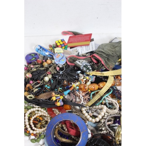 603 - QUANTITY OF COSTUME JEWELLERY