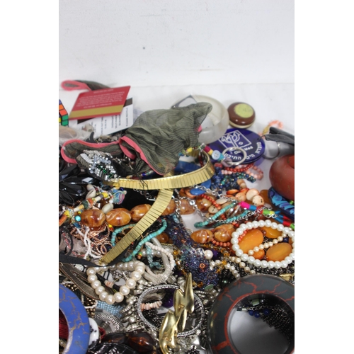 603 - QUANTITY OF COSTUME JEWELLERY