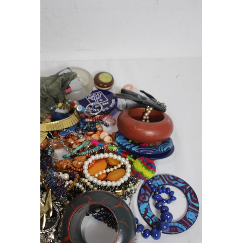 603 - QUANTITY OF COSTUME JEWELLERY