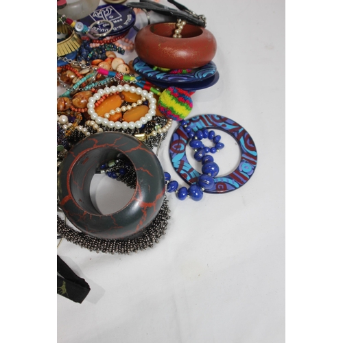 603 - QUANTITY OF COSTUME JEWELLERY