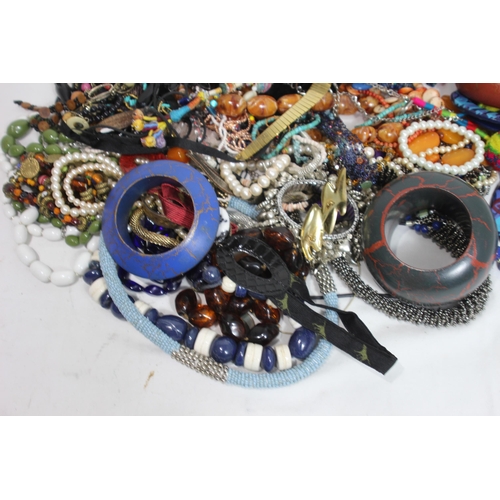 603 - QUANTITY OF COSTUME JEWELLERY